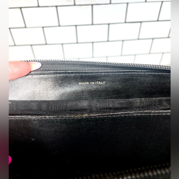 Authentic Vintage Chanel Caviar Leather Big CC Zip Monogram Wallet - Picture 6 of 8